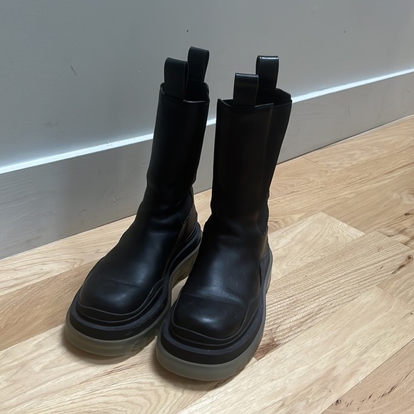 BOTTEGA VENETA Tire rubber-trimmed leather Chelsea boots - Picture 3 of 4